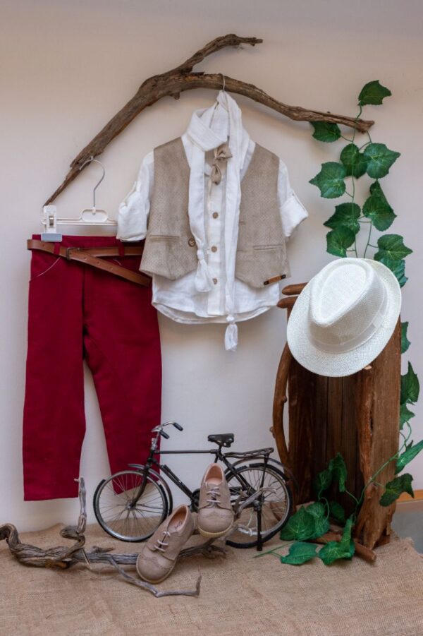 με όμορφο γιλέκο από suede ύφασμα σε απόχρωση του μπεζ. Είναι διακοσμημένο με υπέροχα κουμπιά και μοναδικές λεπτομέρειες. Αυτό το σετ 8 τεμαχίων (παντελόνι