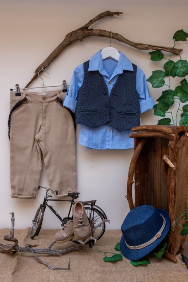 με όμορφο γιλέκο σε απόχρωση του μπλε. Είναι διακοσμημένο με υπέροχα κουμπιά και μοναδικές λεπτομέρειες. Αυτό το σετ 5 τεμαχίων (παντελόνι