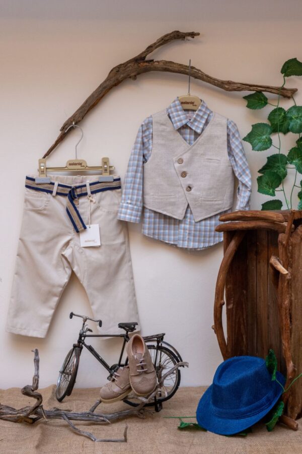 με όμορφο γιλέκο σε απόχρωση του μπεζ. Είναι διακοσμημένο με υπέροχα κουμπιά και μοναδικές λεπτομέρειες. Αυτό το σετ 5 τεμαχίων (παντελόνι