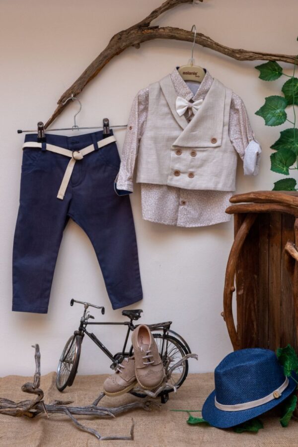 με όμορφο γιλέκο σε απόχρωση του μπεζ. Είναι διακοσμημένο με υπέροχα κουμπιά και μοναδικές λεπτομέρειες. Αυτό το σετ 6 τεμαχίων (παντελόνι