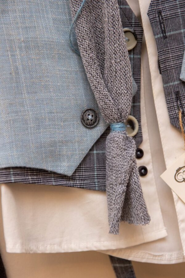 με όμορφο διπλό γιλέκο σε απόχρωση γαλάζιο και καρώ. Είναι διακοσμημένο με υπέροχα κουμπιά και μοναδικές λεπτομέρειες. Αυτό το σετ 6 τεμαχίων (παντελόνι