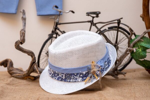 με όμορφο γιλέκο σε απόχρωση σκούρο γαλάζιο. Είναι διακοσμημένο με υπέροχα κουμπιά και μοναδικές λεπτομέρειες. Αυτό το σετ 7 τεμαχίων (παντελόνι