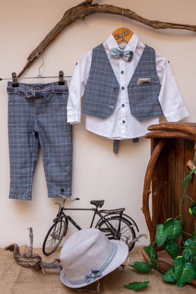 Κομψό και μοντέρνο βαπτιστικό σύνολο Byerofili από καρώ γκρι-γαλάζιο παντελόνι