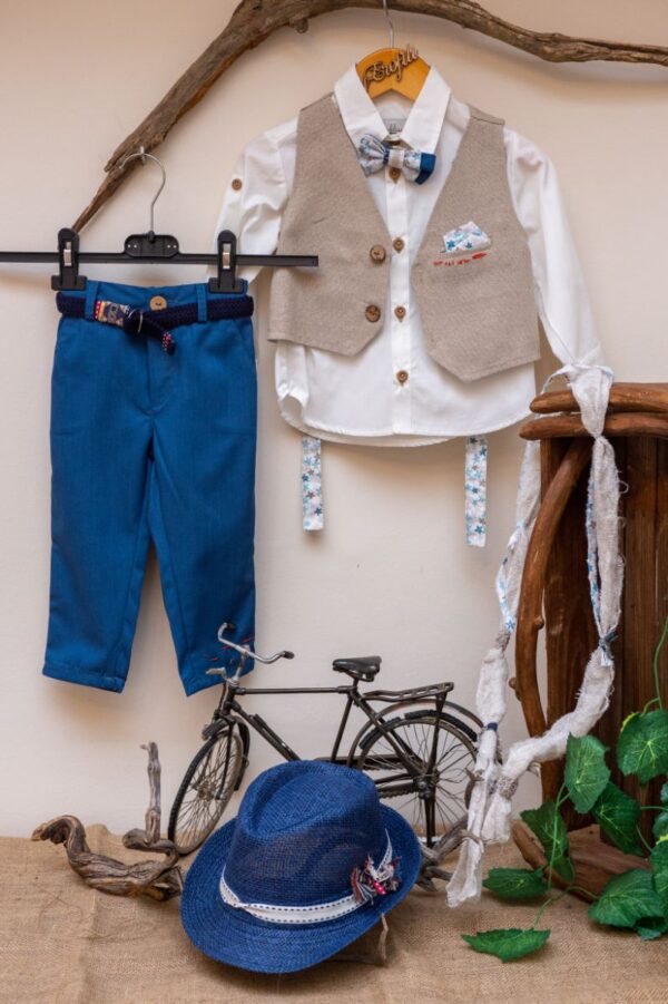 με όμορφο γιλέκο σε απόχρωση του μπεζ. Είναι διακοσμημένο με υπέροχα κουμπιά και μοναδικές λεπτομέρειες. Αυτό το σετ 7 τεμαχίων (παντελόνι