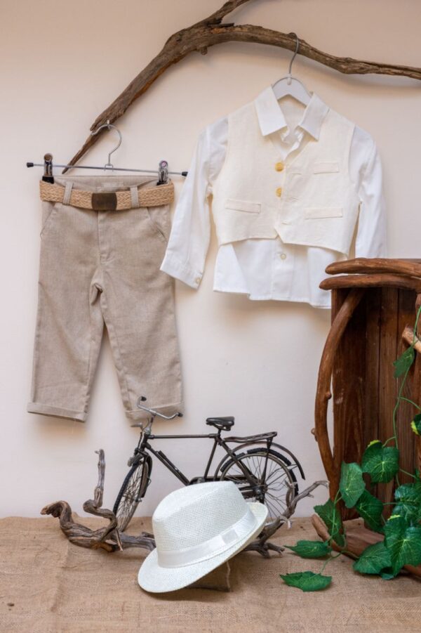 είναι μια δροσερή καλοκαιρινή πρόταση για ειδικές περιστάσεις όπως η βάπτιση.                                                                                                              • Παντελόνι: Υφασμάτινο