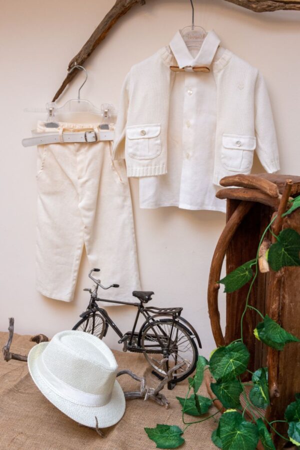 με εκρού πουκάμισο. Είναι διακοσμημένο με υπέροχα κουμπιά και μοναδικές λεπτομέρειες. Αυτό το σετ 6 τεμαχίων (παντελόνι