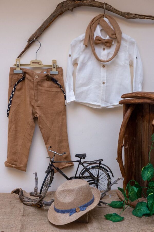 με όμορφο εκρού πουκάμισο. Είναι διακοσμημένο με υπέροχα κουμπιά και μοναδικές λεπτομέρειες. Αυτό το σετ 6 τεμαχίων (παντελόνι