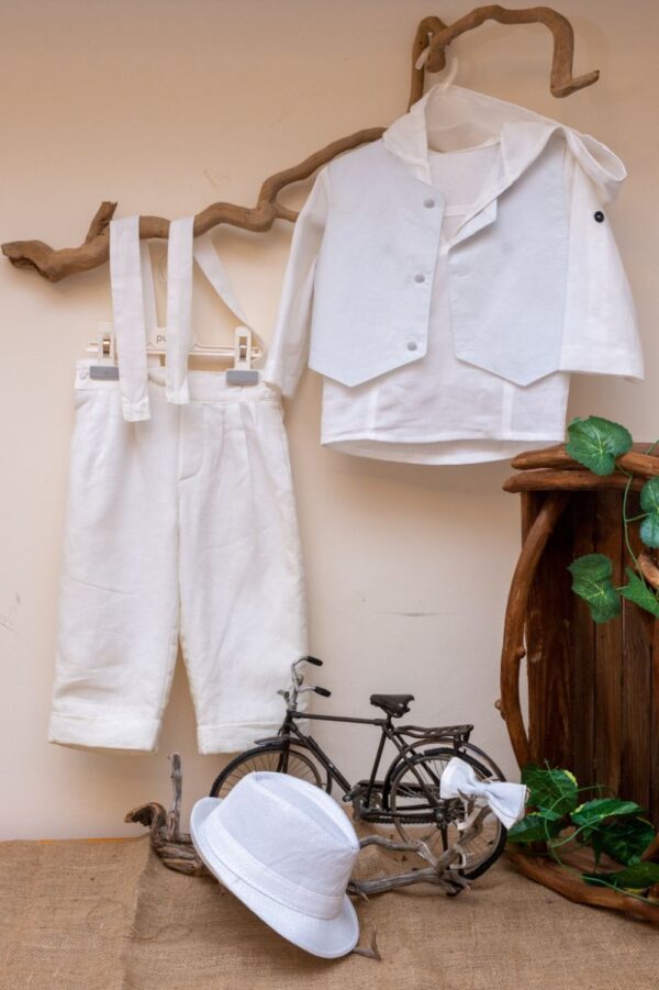 με όμορφο γαλάζιο γιλέκο. Αυτό το σετ 5 τεμαχίων (παντελόνι με τιράντες