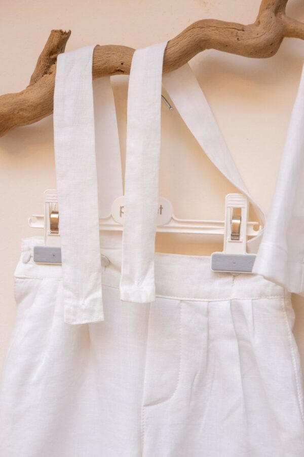 είναι μια δροσερή καλοκαιρινή πρόταση για ειδικές περιστάσεις όπως η βάπτιση.                                                                                                                                                                    • Παντελόνι: 100% Λινό