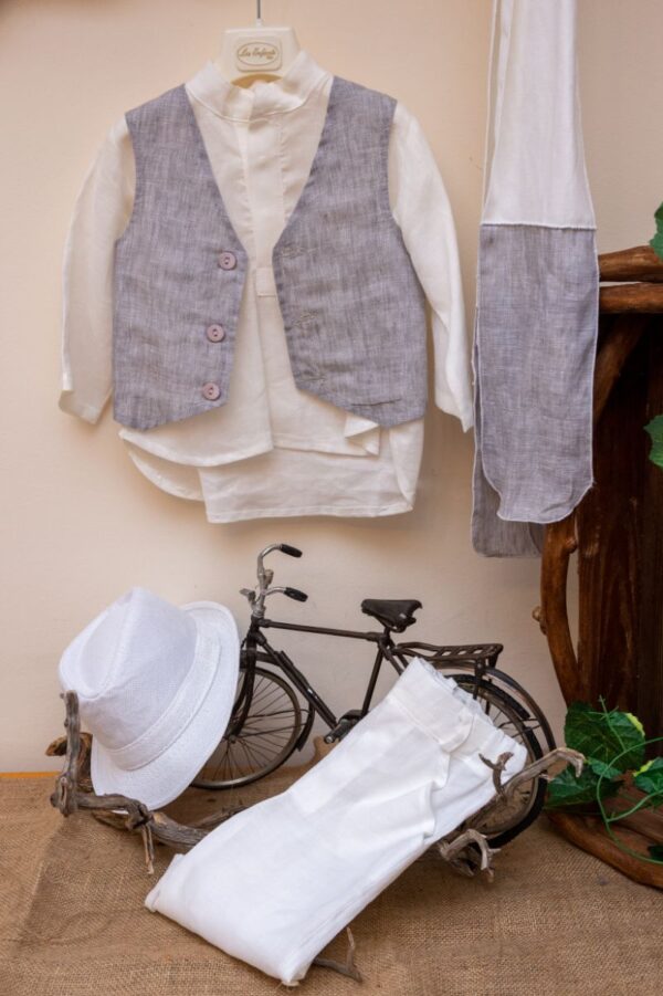 με όμορφο γιλέκο σε απόχρωση του γκρι. Είναι διακοσμημένο με υπέροχα κουμπιά και μοναδικές λεπτομέρειες. Αυτό το σετ 5 τεμαχίων (παντελόνι