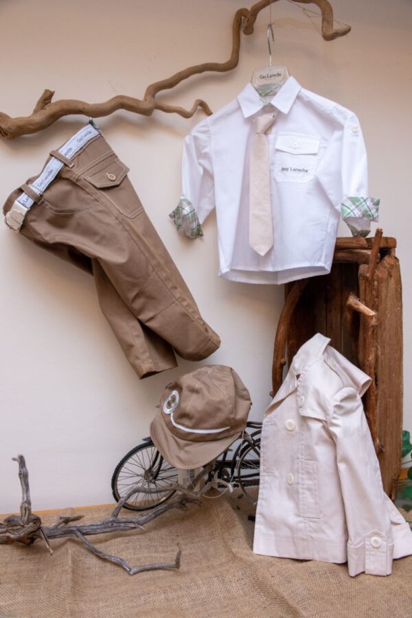 με όμορφη καμπαρντίνα σε απόχρωση του μπεζ. Είναι διακοσμημένο με υπέροχα κουμπιά και μοναδικές λεπτομέρειες. Αυτό το σετ 6 τεμαχίων (παντελόνι