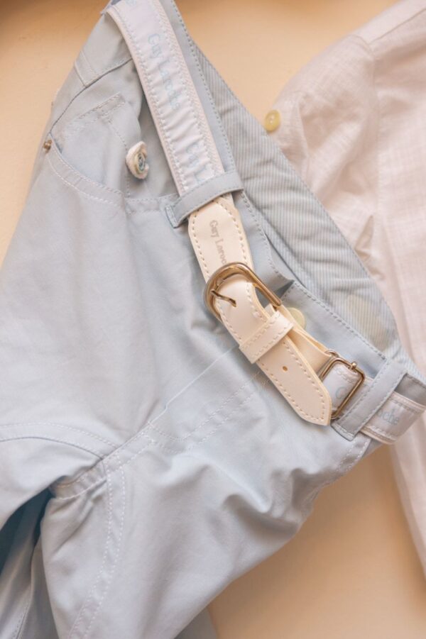 με όμορφο μπουφάν σε απόχρωση του μπεζ. Είναι διακοσμημένο με υπέροχα κουμπιά και μοναδικές λεπτομέρειες. Αυτό το σετ 5 τεμαχίων (παντελόνι