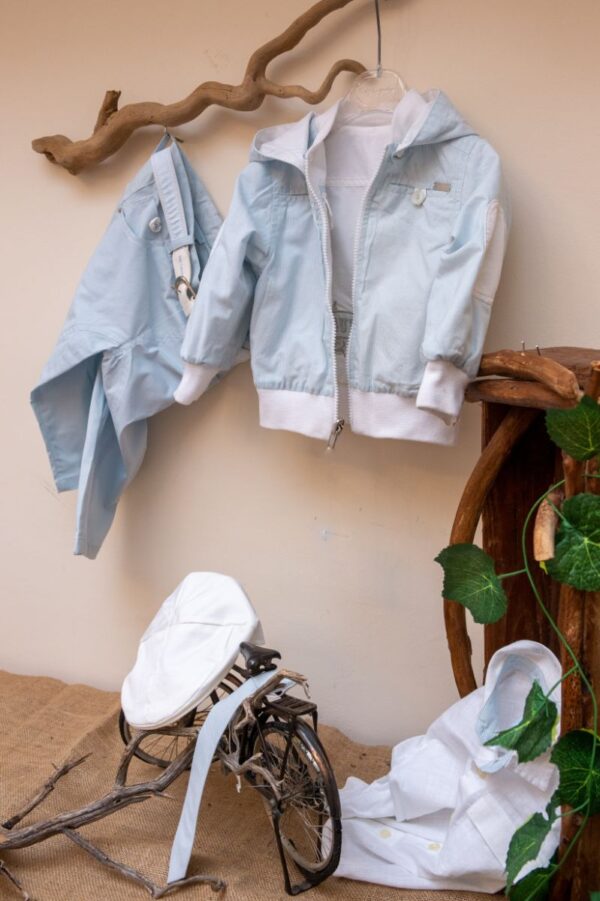 με όμορφο μπουφάν στην ίδια απόχρωση. Είναι διακοσμημένο με υπέροχα κουμπιά και μοναδικές λεπτομέρειες. Αυτό το σετ 5 τεμαχίων (παντελόνι