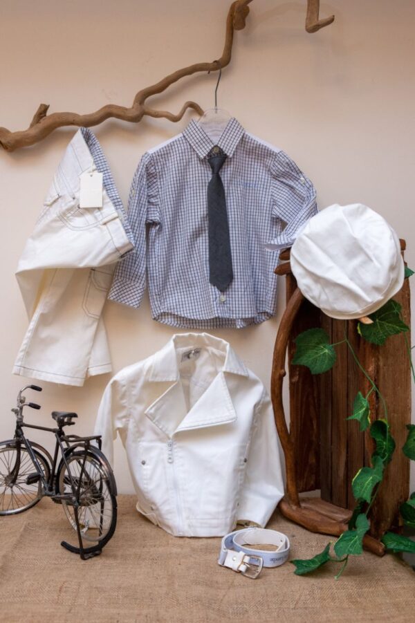 με όμορφο μπουφάν στην ίδια απόχρωση. Είναι διακοσμημένο με υπέροχα κουμπιά και μοναδικές λεπτομέρειες. Αυτό το σετ 6 τεμαχίων (παντελόνι