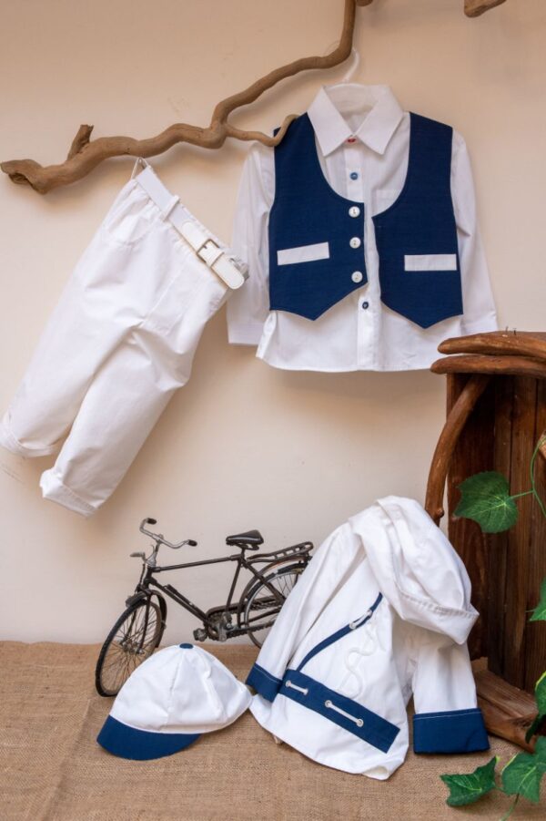 με όμορφο μπουφάν στην ίδια απόχρωση. Είναι διακοσμημένο με υπέροχα κουμπιά και μοναδικές λεπτομέρειες. Αυτό το σετ 6 τεμαχίων (παντελόνι