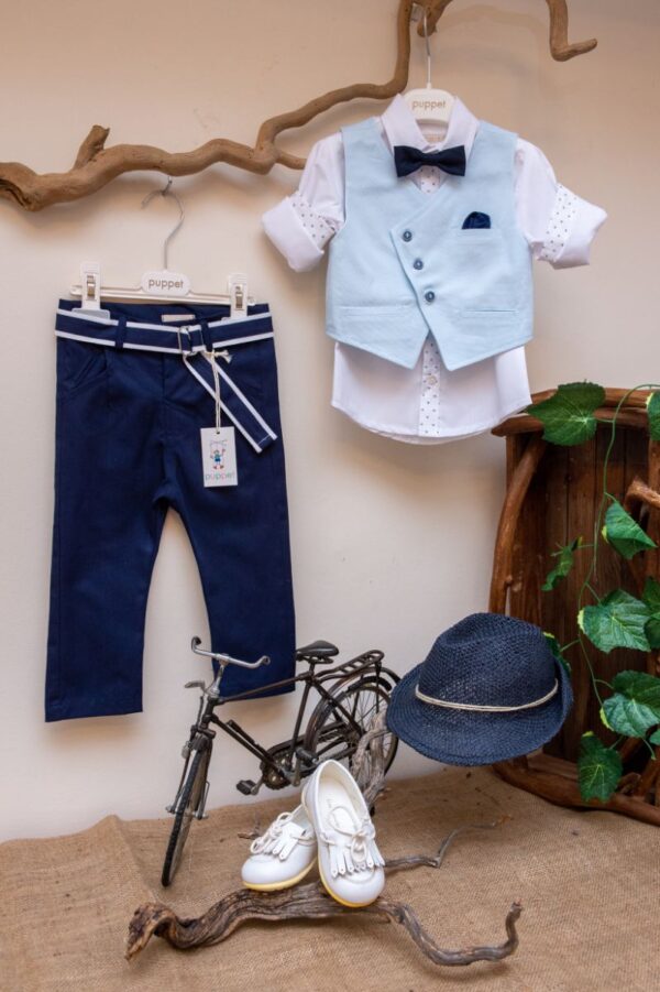 με όμορφο γιλέκο σε απόχρωση του γαλάζιου. Είναι διακοσμημένο με υπέροχα κουμπιά και μοναδικές λεπτομέρειες. Αυτό το σετ 6 τεμαχίων (παντελόνι