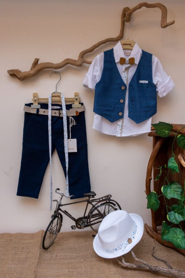 με όμορφο γιλέκο σε απόχρωση του ανοιχτού μπλε. Είναι διακοσμημένο με υπέροχα κουμπιά και μοναδικές λεπτομέρειες. Αυτό το σετ 6 τεμαχίων (παντελόνι