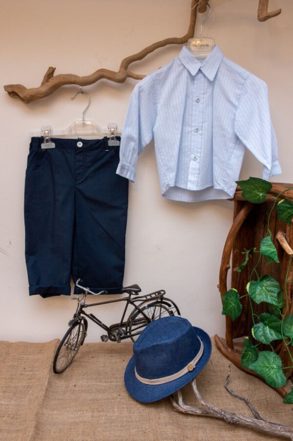 με όμορφο πουκάμισο σε απόχρωση του γαλάζιου. Αυτό το σετ 3 τεμαχίων (παντελόνι