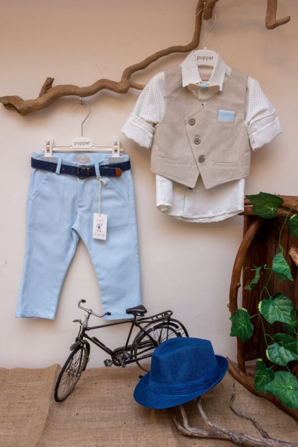 με όμορφο γιλέκο σε απόχρωση του μπεζ. Είναι διακοσμημένο με υπέροχα κουμπιά και μοναδικές λεπτομέρειες. Αυτό το σετ 6 τεμαχίων (παντελόνι